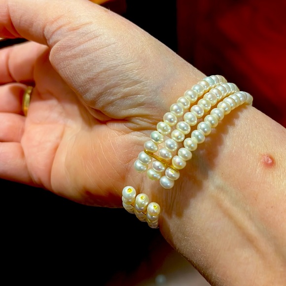 Beautiful 14K yellow gold fresh water pearl bracelet. Boxed - Picture 4 of 5